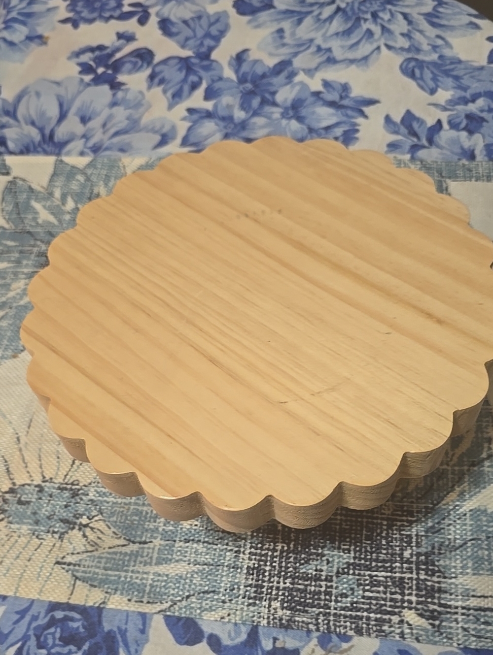 ❤️5/$25 New Scalloped Round Wooden Display Stand - Natural Wood